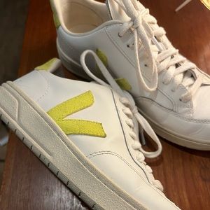 Veja White/Matcha V12 Sneaker - size 39 EU